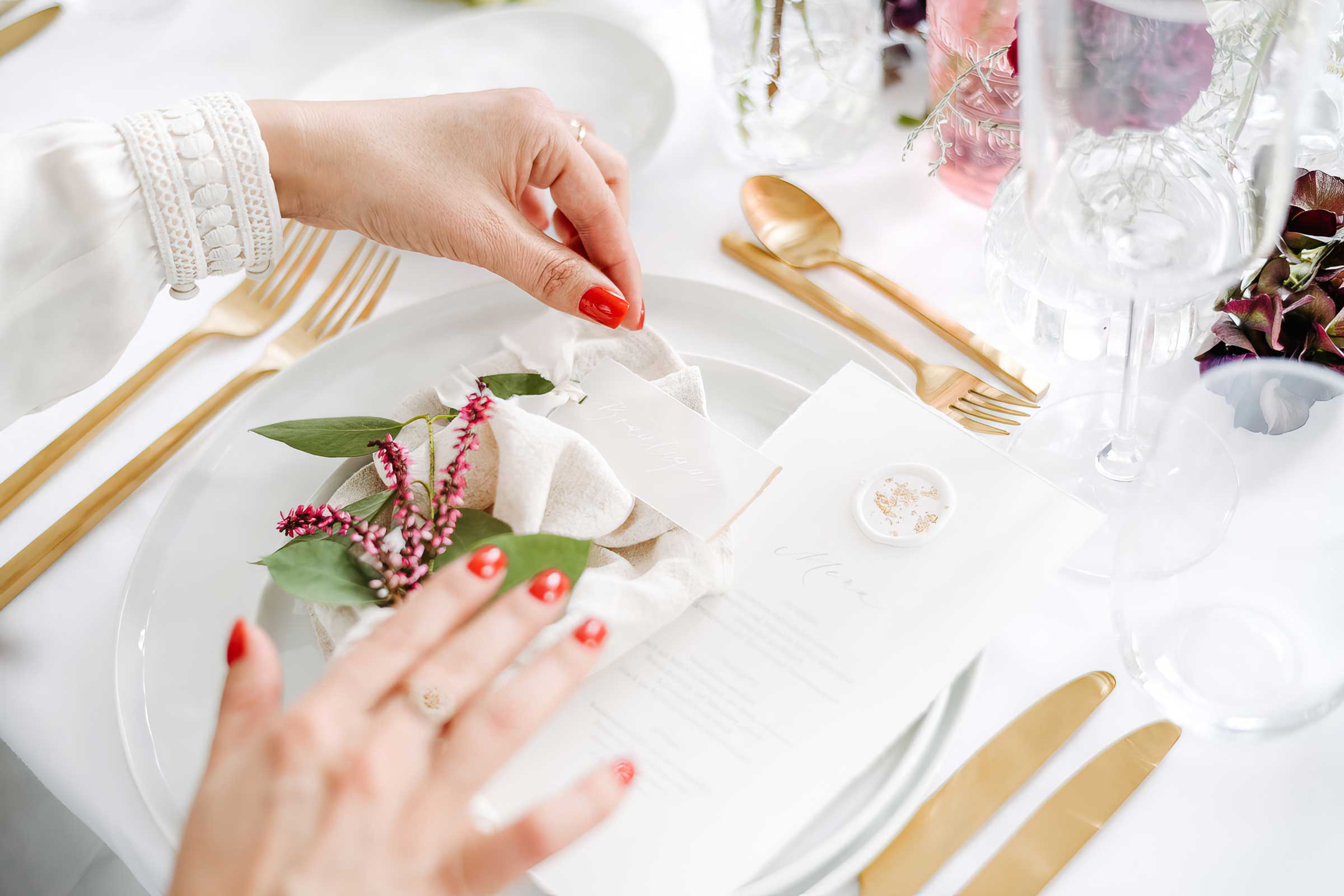 Dekorieren der Hochzeitstafel